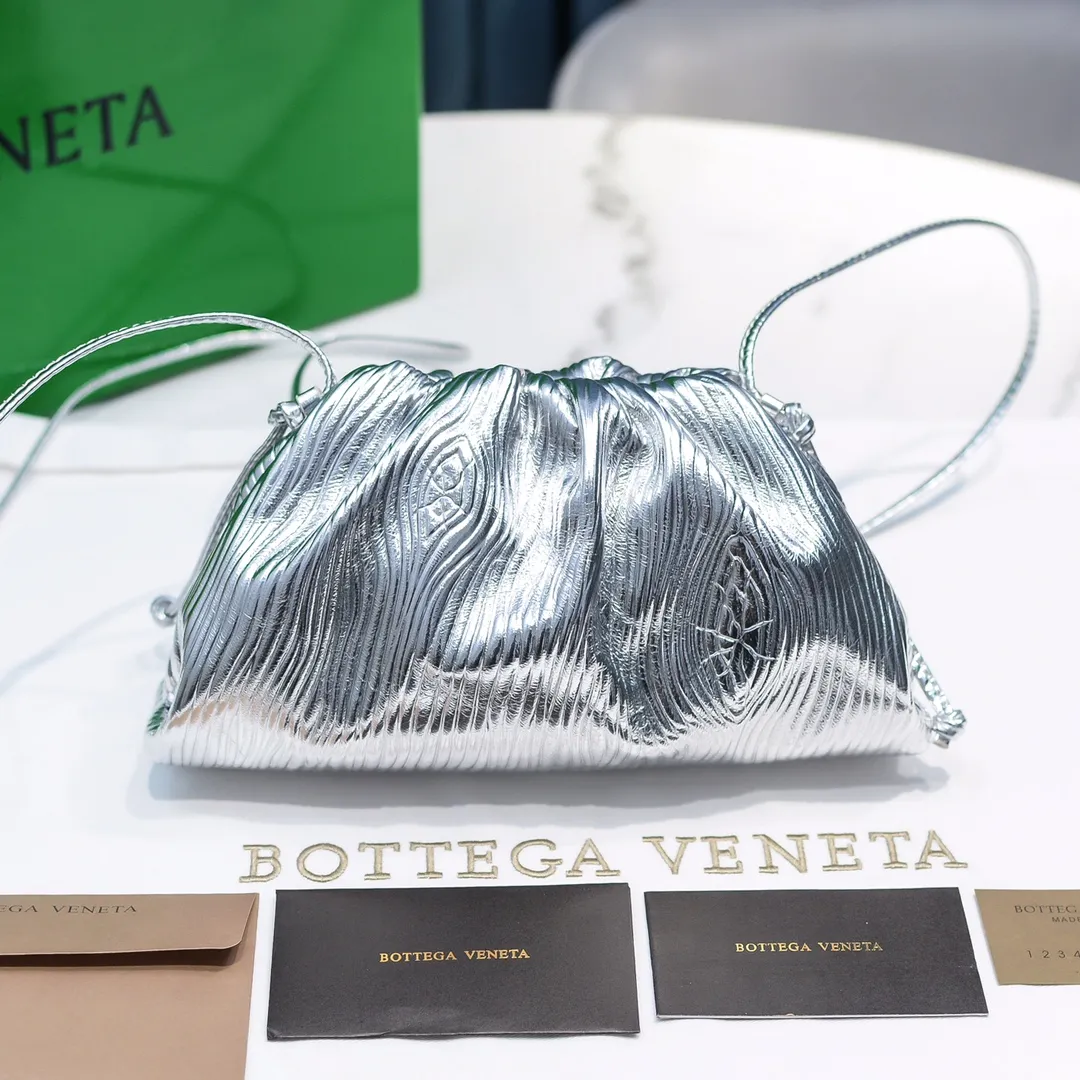 Batch 1120 Actual shot👇2020 New colors on Xiaoyunduo Authentic Italian original Bottega Veneta This Pouch clutch bag is one of the first designs created by designer Daniel in BV. It has a simple soft silhouette bag body without any unnecessary decoration. It has a very elegant and high-end texture when you hold it casually in your hand. The more you look at it, the more you will be fascinated by it. Counter quality size: 22*12.7cm (small cloud embossed silver)